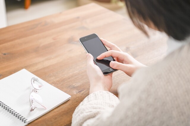 女性がスマートフォンを操作している様子